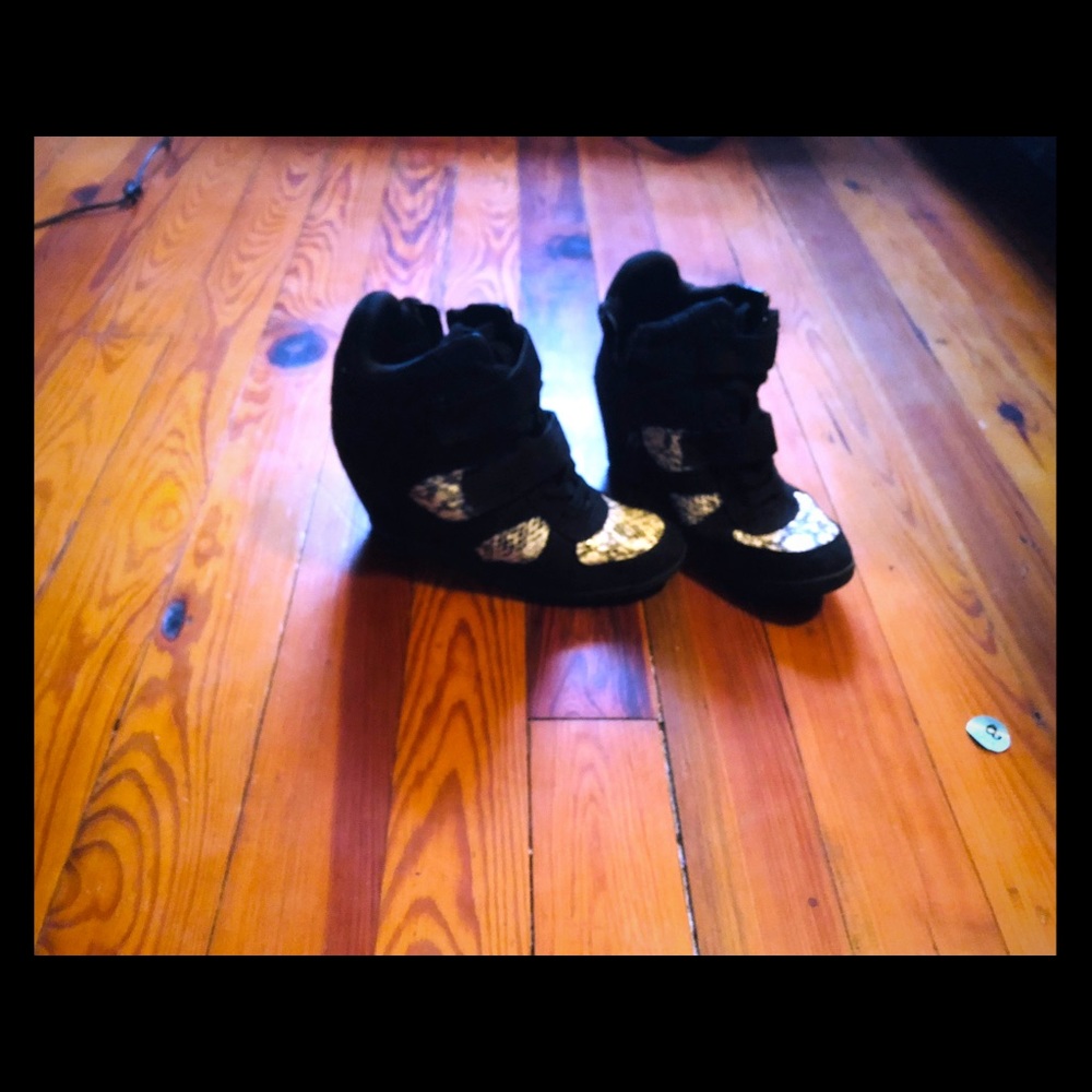 Vera Wang Sneakers